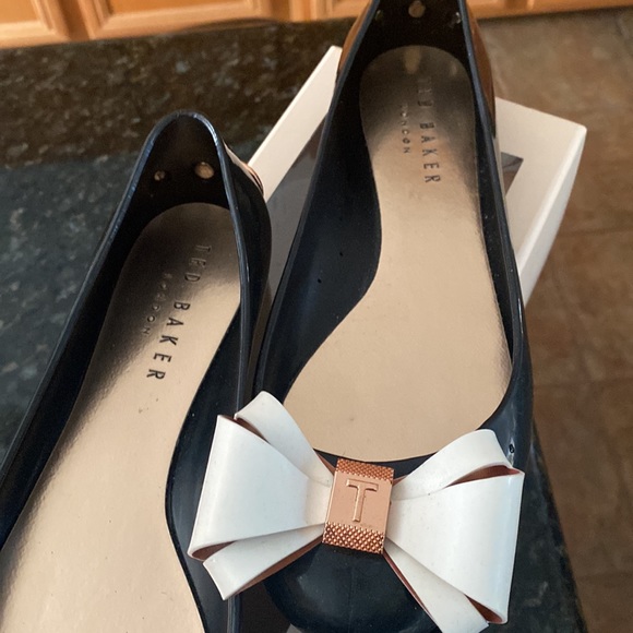 ❤️TED BAKER good as new with Box White Bow flats in rose gold square hardware. - Picture 4 of 8